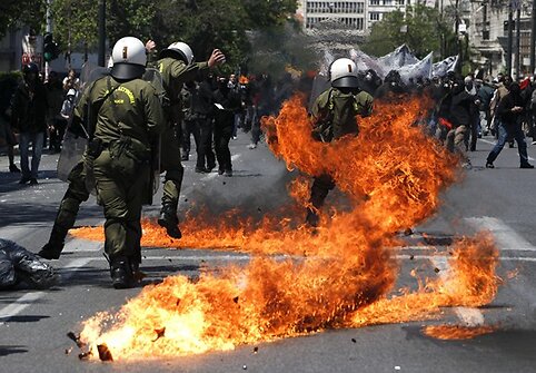 Protestuotojai į riau&scaron;ių policijos pareigūnus mėtė benzino bombas.
