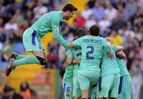„Barcelona“ komandos žaidėjai džiaugiasi įvarčių