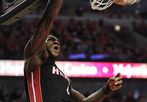 LeBrono Jameso dėjimas į krep&scaron;į