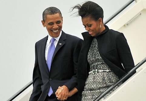 JAV prezidentas Barackas Obama ir Michelle Obama lipa iš lėktuvo.