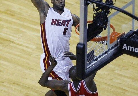 LeBrono Jameso dėjimas į krepšį