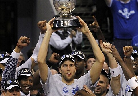 Dirkas Nowitzki laiko NBA Vakarų konferencijos trofėjų