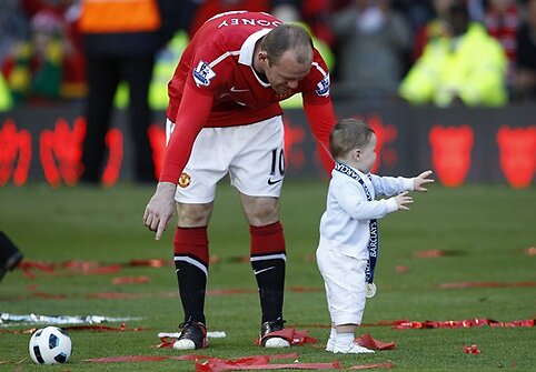 Wayne'as Rooney žaidžia su savo sūnumi.