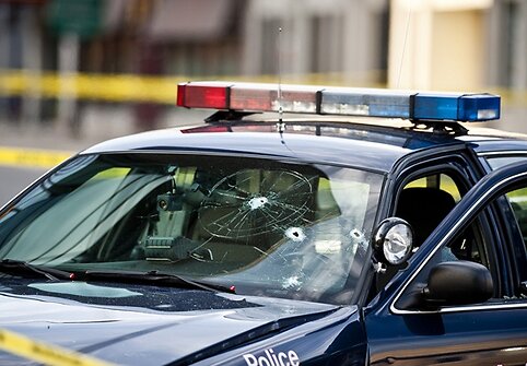 Peršautas policijos automobilio priekinis stiklas