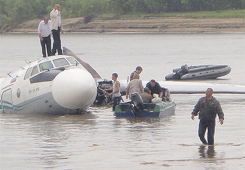 An-24 lėktuvas po avarinio nusileidimo ant vandens