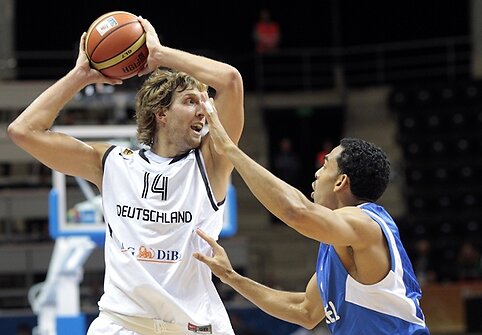 Dirkas Nowitzki (kairėje) ir Davidas Blu