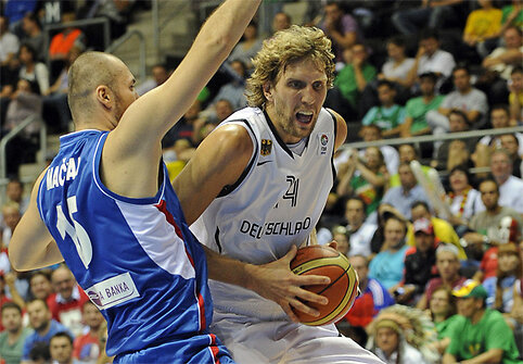 Milanas Macvanas ir Dirkas Nowitzki (dešinėje)