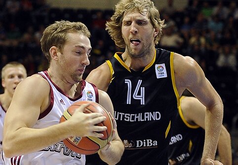 Rihards Kuksiks (su kamuoliu) ir Dirkas Nowitzki