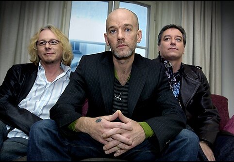 Mike'as Millsas (kairėje), Michaelas Stipe'as (centre) ir Peteris Buckas