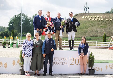 4-mečių žirgų grupės apdovanojimai Nugalėtojas Justas Gabalis ir Cadet