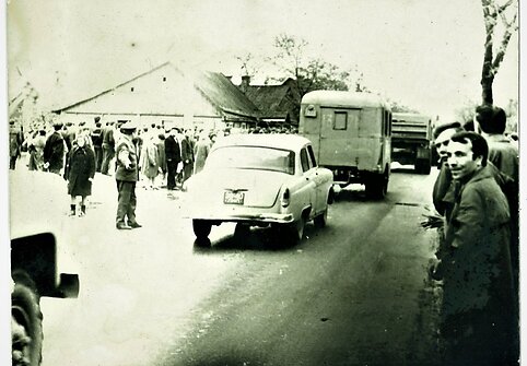 Romo Kalantos laidotuvių diena prie jo namo Panerių gatvėje. Kaunas 1972 m. gegužės 18 d.
