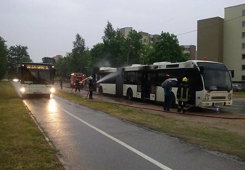 Liepsnos kėsinosi į autobusą