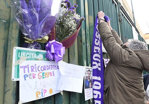&bdquo;Fiorentina&ldquo; sirgaliai prie klubo stadiono ne&scaron;a gėles, dega žvakes ir ra&scaron;o žinutes netikėtai mirusiam Davide'ui Astori