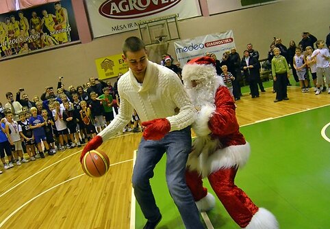 Jonas Valančiūnas Sostinės krepšinio mokyklos šventėje