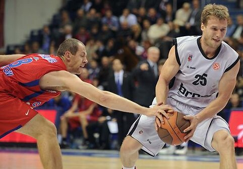 Ramūnas Šiškauskas (CSKA) ir Antonas Gavelas („Brose Baskets“)