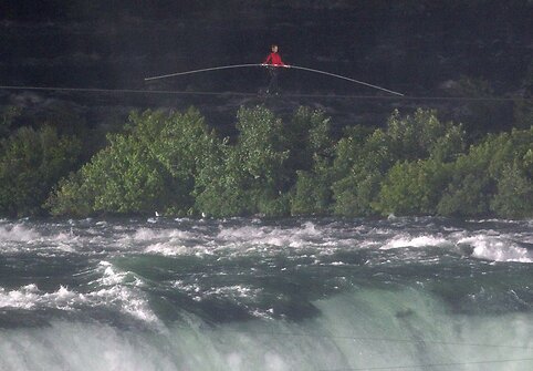 Akrobatas Nikas Wallenda tapo žmogumi, kuris pirmasis per daugiau nei &scaron;imtmetį perėjo lynu, i&scaron;temptu vir&scaron; Niagaros krioklio.