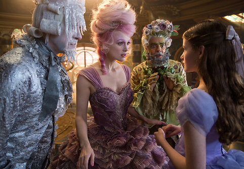 Richardas E. Grantas, Keira Knightley, Eugenio Derbezas ir Mackenzie Foy filme &bdquo;Spragtukas ir keturios karalystės&ldquo;