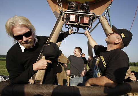 Richardas Bransonas ir oro baliono pilotas Romanas Mikelevičius (de&scaron;inėje)