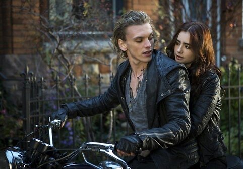 Lily Collins ir Jamie Campbellas Boweris filme &bdquo;Mirties įrankiai: Kaulų miestas&ldquo;