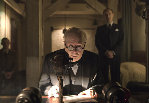 Gary Oldmanas filme &bdquo;Tamsiausia valanda&ldquo;