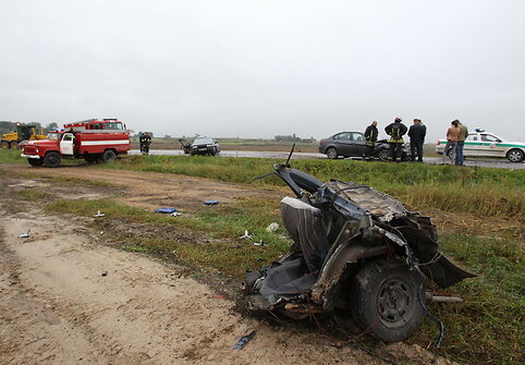 Kniedėmis sutvirtintas automobilis po avarijos