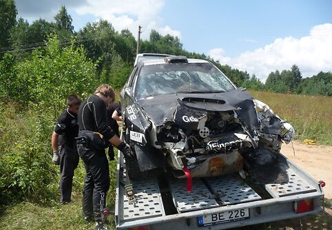Benedikto Vanago ir Gretos Germanavičiūtės &bdquo;Subaru Impreza WRC&ldquo; po avarijos