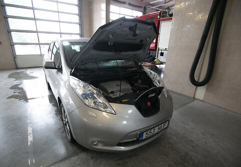 Ugniagesių apmokymai, kaip elgtis su degančiu elektromobiliu