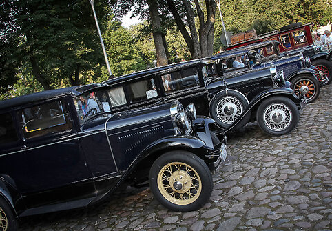Automobiliai išrikiuoti parodai
