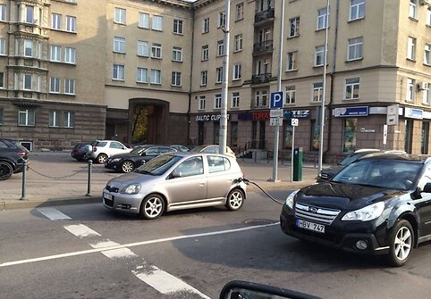 „Toyota Yaris“ Vilniuje važinėjo su nutraukta degalinės žarna
