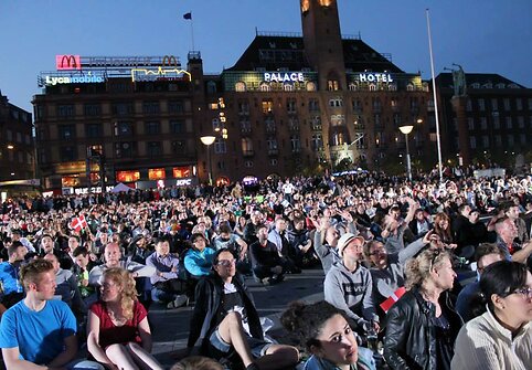 2013-ųjų &bdquo;Eurovizijos&ldquo; finalą danai stebėjo Kopenhagos rotu&scaron;ės aik&scaron;tėje