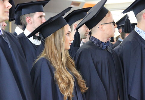Viešos sužadėtuvės diplomų įteikimo šventėje – staigmena mylimajai