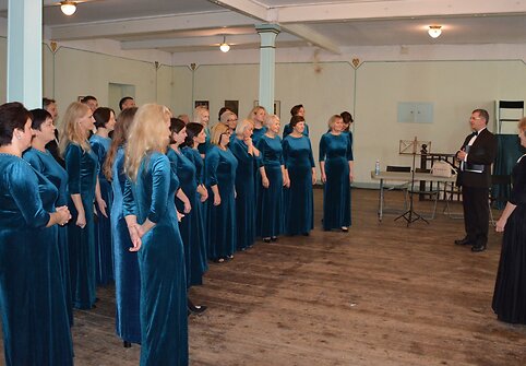 &bdquo;Harmoniją&ldquo; prie&scaron; koncertą laimina kunigas Justinas Aleknavičius