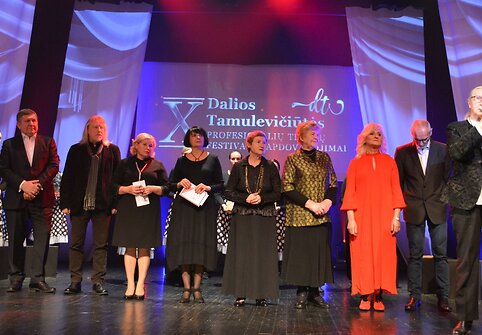 Varėnoje baigėsi jau de&scaron;imtasis žymios kra&scaron;tietės, i&scaron; Senosios Varėnos kilusios režisierės Dalios Tamulevičiūtės profesionalių teatrų festivalis.