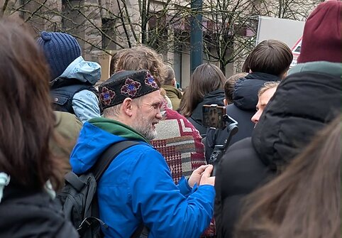 Protestuotojai Lauryną Ragelskį blokavo skėčiais