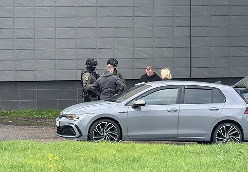 „Aro“ pareigūnai prie Kauno geležinkelių stoties atlieka kratą automobilyje
