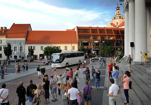 Vilniaus Rotu&scaron;ės aik&scaron;tėje &scaron;venti&scaron;kai pasitikti A.Noviko džiazo mokyklos vadovaujami kolektyvai "Jazz Island" ir "Mini Jazz", i&scaron; Rygoje vykusios Pasaulio chorų olimpiados parvežę aukso medalius.