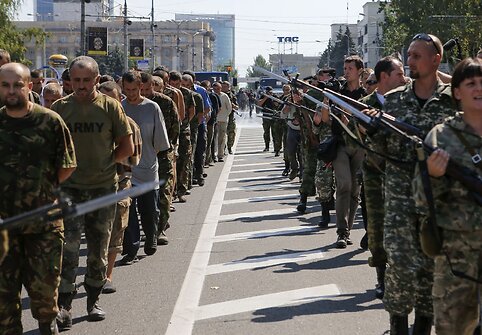 Donecke separatistai Ukrainos nepriklausomybės dieną surengė ukrainiečių belaisvių &bdquo;paradą&ldquo;
