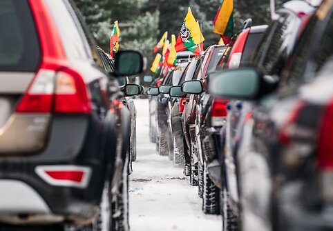 Iš beveik 150 automobilių aikštelėje suformuotas skaičius 100, skirtas pažymėti artėjantį Lietuvos šimtmetį