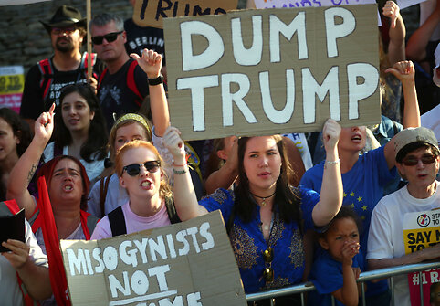 D.Trumpą Londone pasitiko protestuotojai