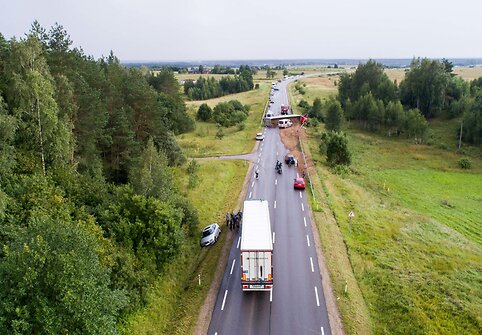 Kelyje Vilnius–Pabradė ant kelio nuvirto krovininis automobilis