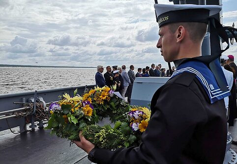 Į Baltijos jūrą nuleisti vainikai žuvusiems atminti