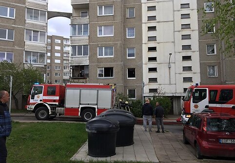 S.Neries gatvėje daugiabučio namo balkone užsidegė padangos
