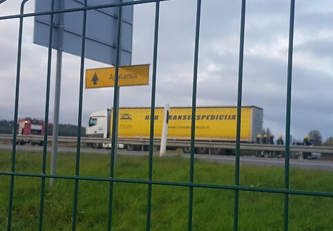 Vilniaus rajone susidūrė vilkikas ir BMW