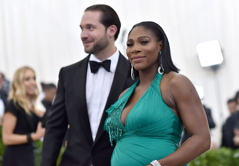 Besilaukianti Serena WIlliams apsilankė mados parodoje Niujorke