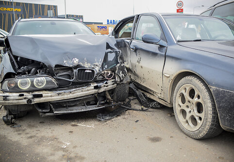 Panevėžyje susidūrus BMW ir &bdquo;Alfa Romeo&ldquo; automobiliams, į ligoninę i&scaron;vežtos trys mažametės