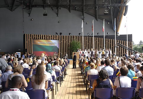 Lietuviai &bdquo;EXPO&ldquo; parodoje lankytojus vilioja maistu: &scaron;akočiais, sūriu, cepelinais