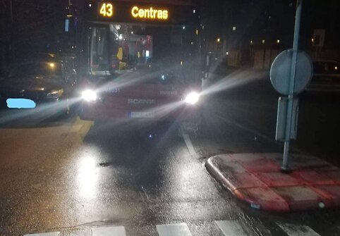 Dėl stovinčio automobilio autobusas negalėjo pravažiuoti Taikos g.