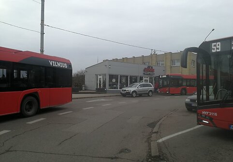 Autobusui trukdantys automobiliai