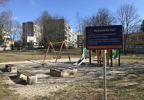Lentos su įspėjimais vaikų žaidimų aik&scaron;telėse