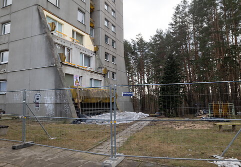 Aptvertas namas Lazdynuose, kur nukrito dalis balkono